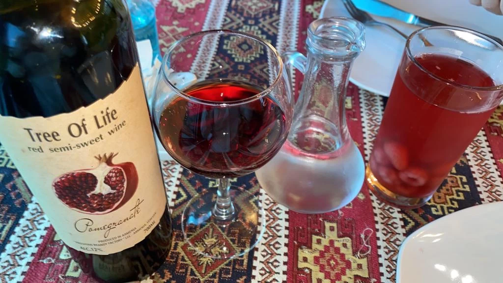 Вот сколько стоит алкоголь в ресторане Армении на озере Севан